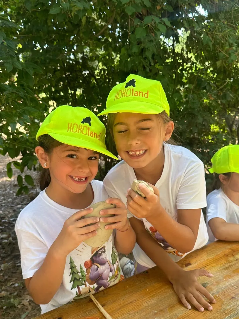 Due bambini modellano la creta al laboratorio del KokoCamp