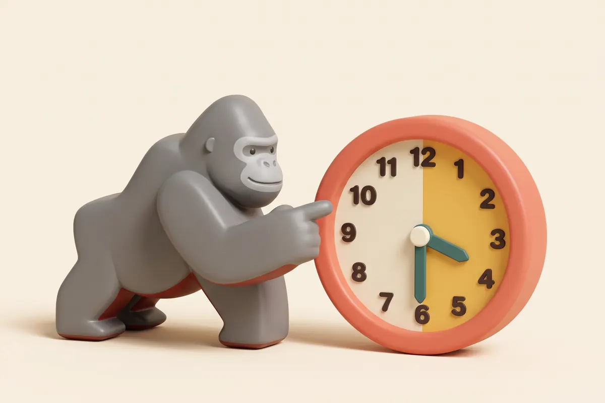 Orologio giocattolo sulle tre e mezza, half past three, con la metà destra gialla e KOKO il gorilla che indica