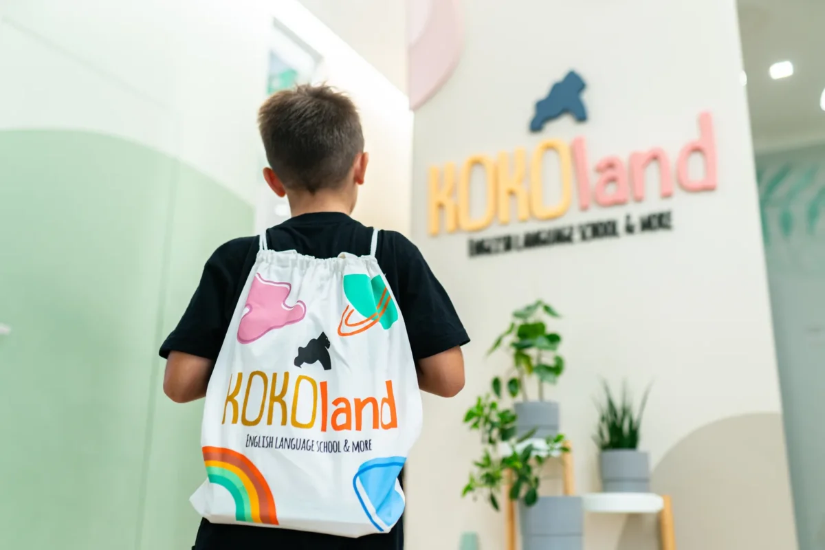 Bambino con lo zainetto KOKOland all’ingresso della scuola di inglese di Martina Franca
