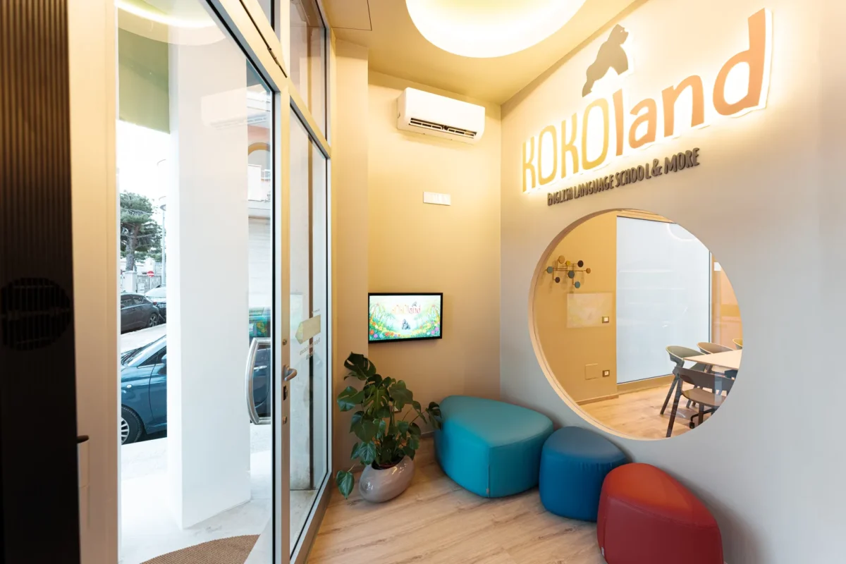 Reception della scuola di inglese Kokoland in Via Fiume 6 a Monopoli, con pouf colorati e insegna KOKOland